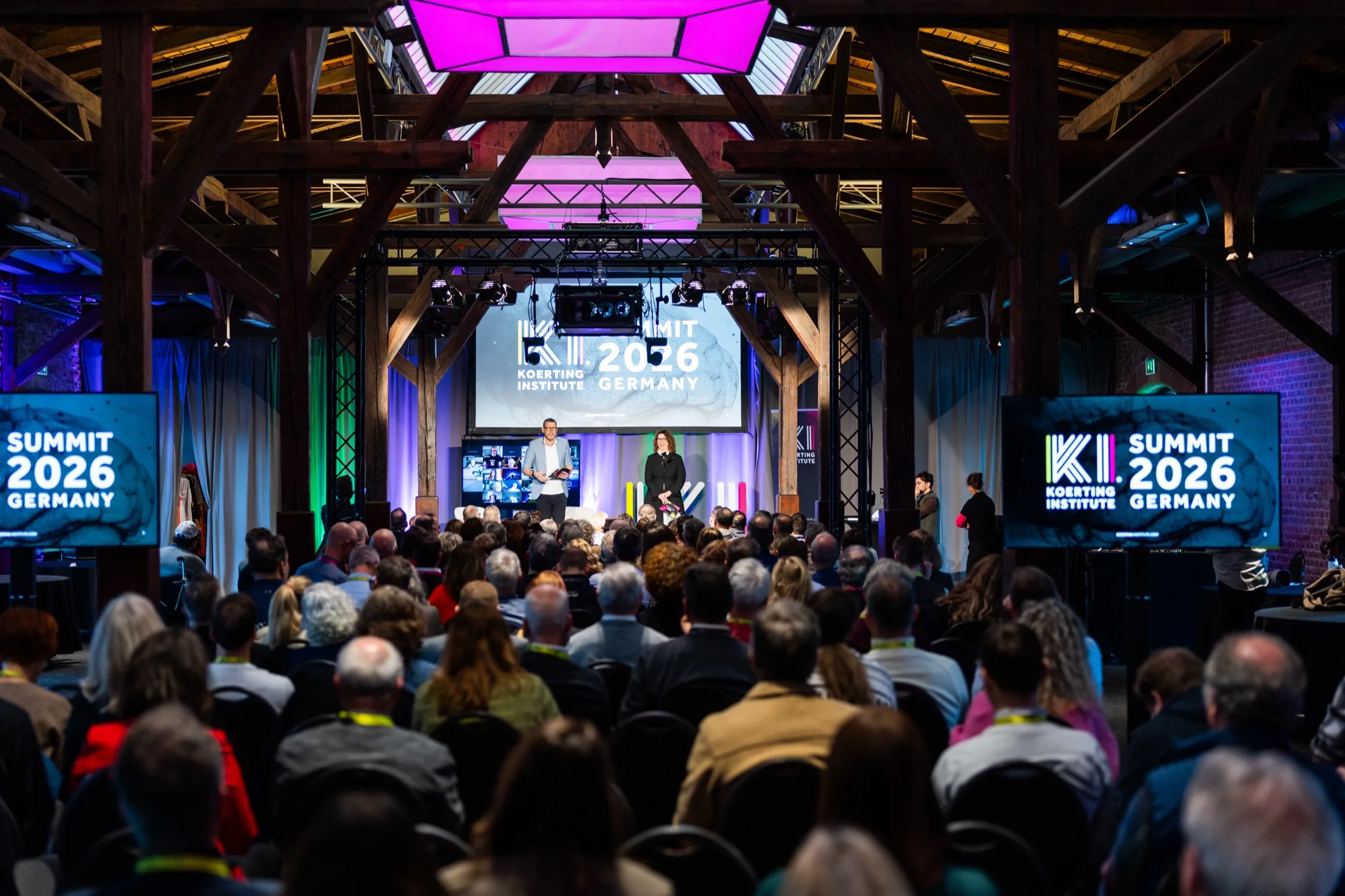 KI-Summit Germany 2026 – Bühne und Publikum im Lime- und Pink-Licht